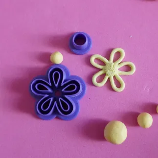 Polymer clay cutter - daisy silhouette 5 petals with center